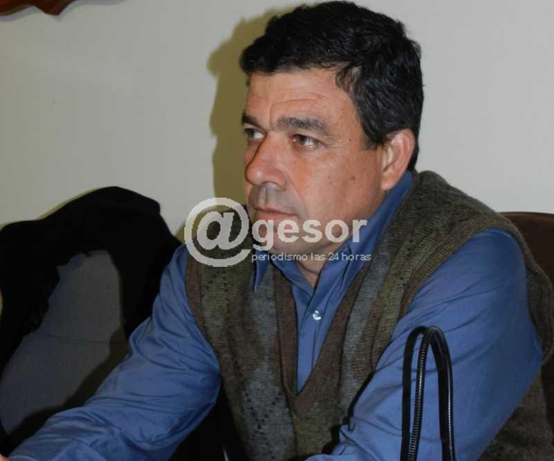 El edil socialista Boris Yoffre fue crítico con el cura párroco de Dolores por lo que entiene es diferente criterio para permitir que haya colgada cartelería política en inmediaciones de la Iglesia